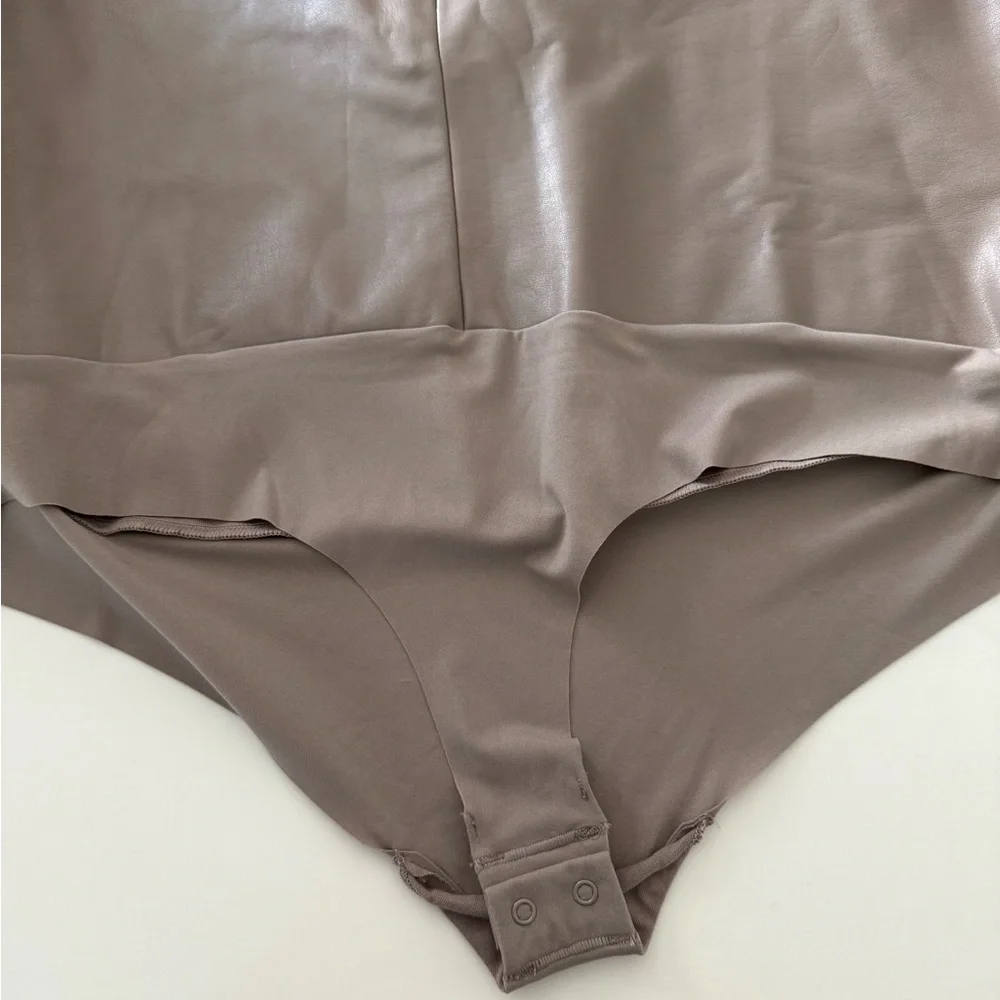 SKIMS Long Sleeve Bodysuit - CEMENT 3X - Picture 4 of 6
